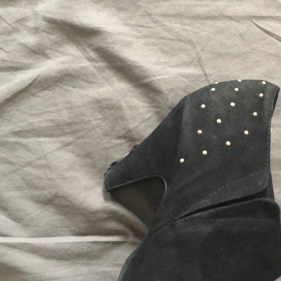 Black heals with gold studs - Picture 2 of 2